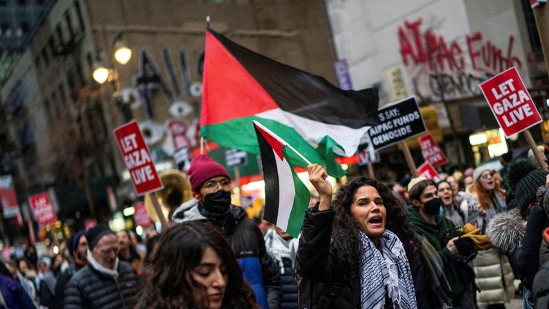 Para pengunjuk rasa berbaris menuntut gencatan senjata dan diakhirinya serangan Israel di Gaza ketika petugas Polisi New York mencoba memblokir pawai di sepanjang 2nd Avenue di New York City, AS, 22 Februari 2024. (REUTERS/Eduardo Munoz)