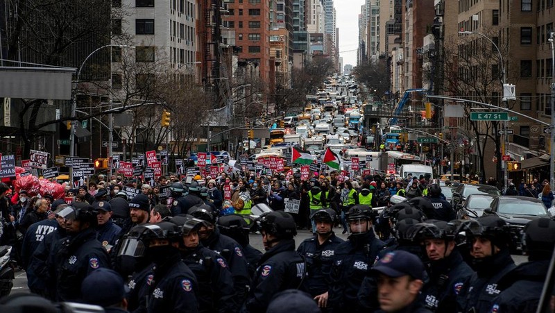 Para pengunjuk rasa berbaris menuntut gencatan senjata dan diakhirinya serangan Israel di Gaza ketika petugas Polisi New York mencoba memblokir pawai di sepanjang 2nd Avenue di New York City, AS, 22 Februari 2024. (REUTERS/Eduardo Munoz)