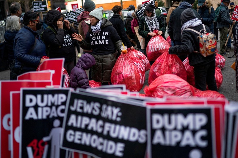 Para pengunjuk rasa berbaris menuntut gencatan senjata dan diakhirinya serangan Israel di Gaza ketika petugas Polisi New York mencoba memblokir pawai di sepanjang 2nd Avenue di New York City, AS, 22 Februari 2024. Para pengunjuk rasa berbaris menuntut gencatan senjata dan diakhirinya serangan Israel di Gaza ketika petugas Polisi New York mencoba memblokir pawai di sepanjang 2nd Avenue di New York City, AS, 22 Februari 2024. (REUTERS/Eduardo Munoz)