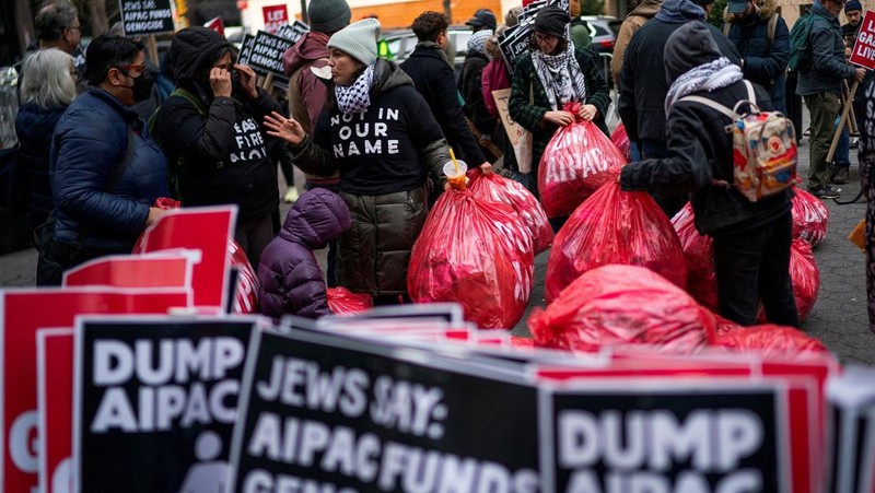 Para pengunjuk rasa berbaris menuntut gencatan senjata dan diakhirinya serangan Israel di Gaza ketika petugas Polisi New York mencoba memblokir pawai di sepanjang 2nd Avenue di New York City, AS, 22 Februari 2024. (REUTERS/Eduardo Munoz)
