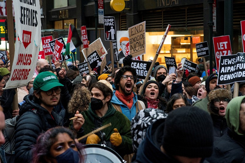 Para pengunjuk rasa berbaris menuntut gencatan senjata dan diakhirinya serangan Israel di Gaza ketika petugas Polisi New York mencoba memblokir pawai di sepanjang 2nd Avenue di New York City, AS, 22 Februari 2024. Para pengunjuk rasa berbaris menuntut gencatan senjata dan diakhirinya serangan Israel di Gaza ketika petugas Polisi New York mencoba memblokir pawai di sepanjang 2nd Avenue di New York City, AS, 22 Februari 2024. (REUTERS/Eduardo Munoz)