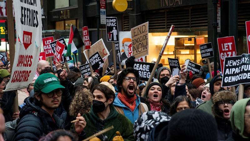 Para pengunjuk rasa berbaris menuntut gencatan senjata dan diakhirinya serangan Israel di Gaza ketika petugas Polisi New York mencoba memblokir pawai di sepanjang 2nd Avenue di New York City, AS, 22 Februari 2024. (REUTERS/Eduardo Munoz)