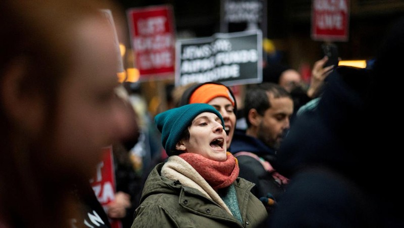 Para pengunjuk rasa berbaris menuntut gencatan senjata dan diakhirinya serangan Israel di Gaza ketika petugas Polisi New York mencoba memblokir pawai di sepanjang 2nd Avenue di New York City, AS, 22 Februari 2024. (REUTERS/Eduardo Munoz)