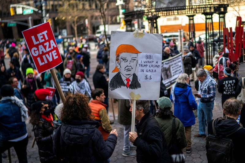 Para pengunjuk rasa berbaris menuntut gencatan senjata dan diakhirinya serangan Israel di Gaza ketika petugas Polisi New York mencoba memblokir pawai di sepanjang 2nd Avenue di New York City, AS, 22 Februari 2024. Para pengunjuk rasa berbaris menuntut gencatan senjata dan diakhirinya serangan Israel di Gaza ketika petugas Polisi New York mencoba memblokir pawai di sepanjang 2nd Avenue di New York City, AS, 22 Februari 2024. (REUTERS/Eduardo Munoz)