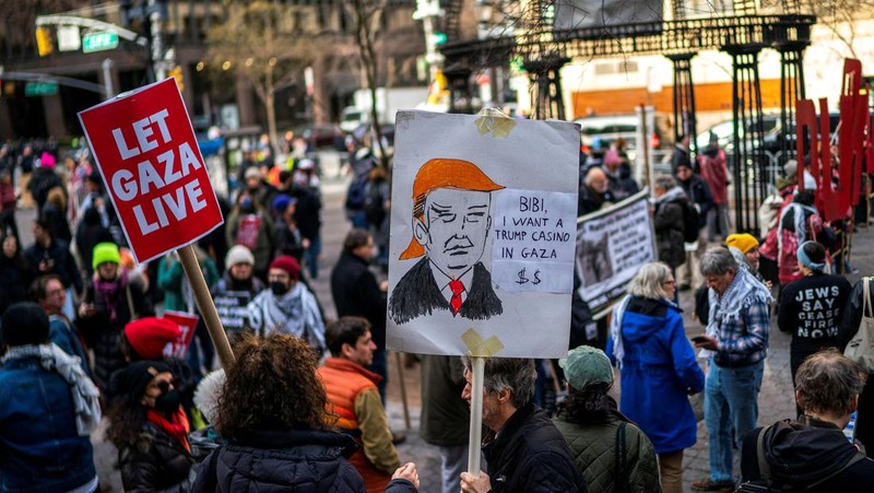 Para pengunjuk rasa berbaris menuntut gencatan senjata dan diakhirinya serangan Israel di Gaza ketika petugas Polisi New York mencoba memblokir pawai di sepanjang 2nd Avenue di New York City, AS, 22 Februari 2024. (REUTERS/Eduardo Munoz)