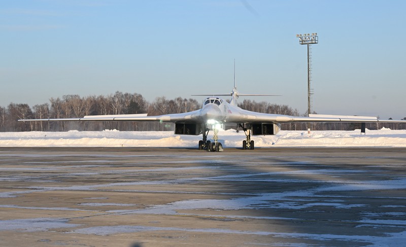 Presiden Rusia Vladimir Putin mengamati setelah menerbangkan pesawat pembom strategis berkemampuan nuklir Tu-160M yang dimodernisasi, di Kazan, Rusia 22 Februari 2024. (Sputnik/Dmitry Azarov/Pool via REUTERS)