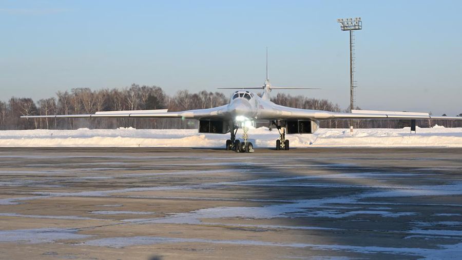 Presiden Rusia Vladimir Putin mengamati setelah menerbangkan pesawat pembom strategis berkemampuan nuklir Tu-160M yang dimodernisasi, di Kazan, Rusia 22 Februari 2024. (Sputnik/Dmitry Azarov/Pool via REUTERS)