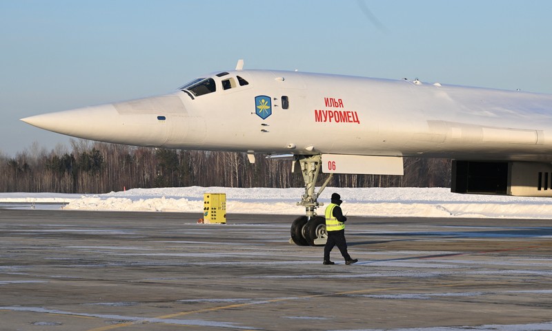 Presiden Rusia Vladimir Putin mengamati setelah menerbangkan pesawat pembom strategis berkemampuan nuklir Tu-160M yang dimodernisasi, di Kazan, Rusia 22 Februari 2024. (Sputnik/Dmitry Azarov/Pool via REUTERS)