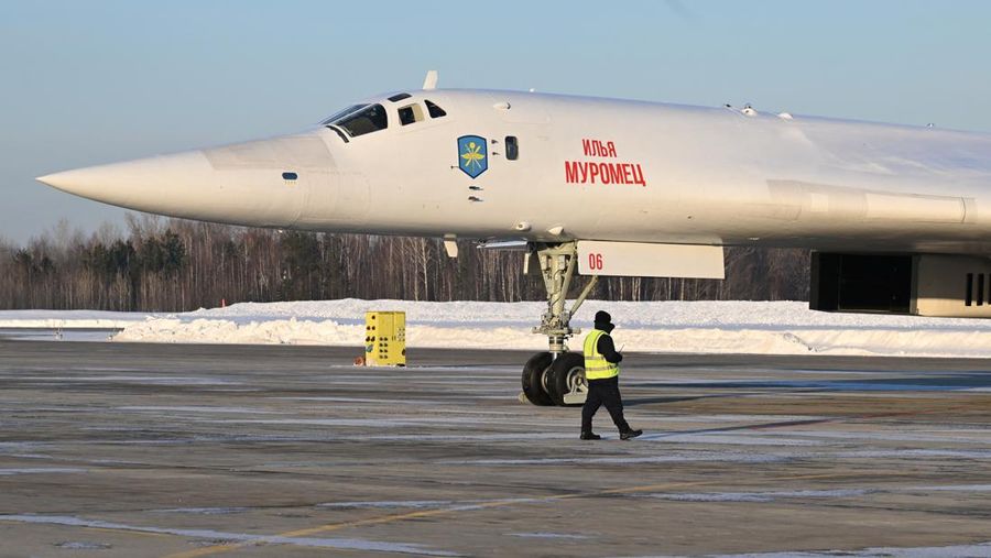Presiden Rusia Vladimir Putin mengamati setelah menerbangkan pesawat pembom strategis berkemampuan nuklir Tu-160M yang dimodernisasi, di Kazan, Rusia 22 Februari 2024. (Sputnik/Dmitry Azarov/Pool via REUTERS)