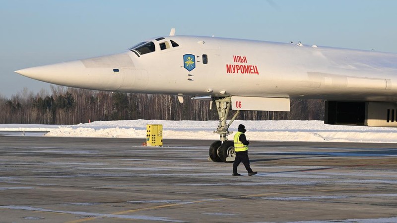 Presiden Rusia Vladimir Putin mengamati setelah menerbangkan pesawat pembom strategis berkemampuan nuklir Tu-160M yang dimodernisasi, di Kazan, Rusia 22 Februari 2024. (Sputnik/Dmitry Azarov/Pool via REUTERS)
