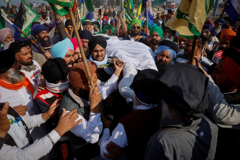 Petani melakukan unjuk rasa terkait harga hasil panen di Shambhu Barrier, India, Jumat (23/2/2024). ( REUTERS/Adnan Abidi)