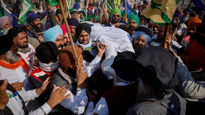 Petani melakukan unjuk rasa terkait harga hasil panen di Shambhu Barrier, India, Jumat (23/2/2024). ( REUTERS/Adnan Abidi)
