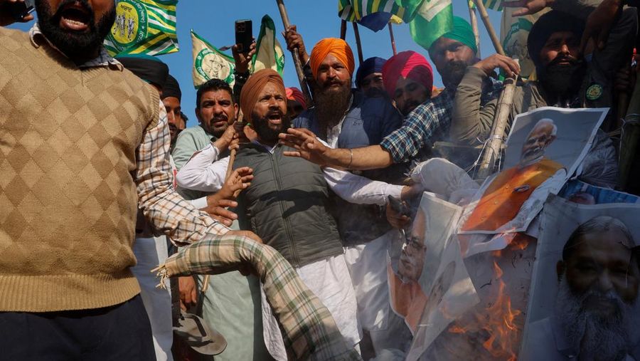 Petani melakukan unjuk rasa terkait harga hasil panen di Shambhu Barrier, India, Jumat (23/2/2024). ( REUTERS/Adnan Abidi)