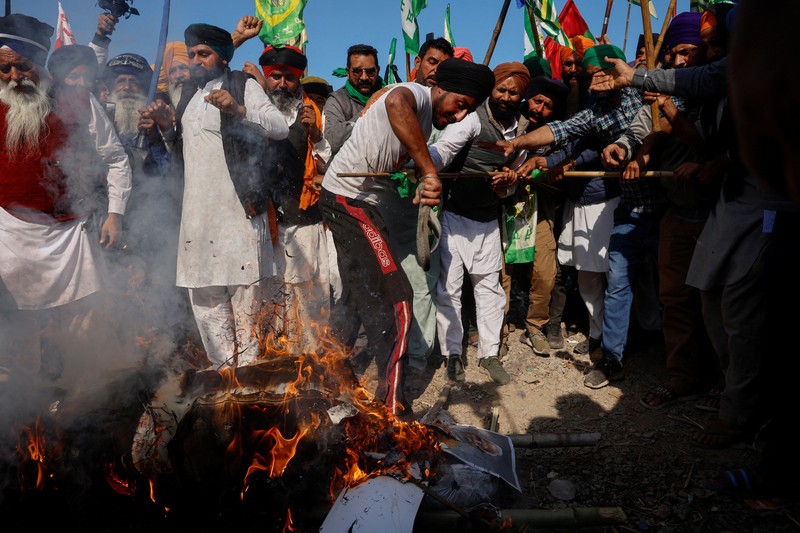 Petani melakukan unjuk rasa terkait harga hasil panen di Shambhu Barrier, India, Jumat (23/2/2024). ( REUTERS/Adnan Abidi) Petani melakukan unjuk rasa terkait harga hasil panen di Shambhu Barrier, India, Jumat (23/2/2024). ( REUTERS/Adnan Abidi)