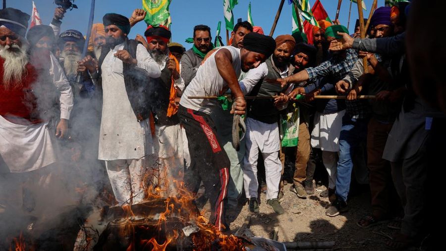 Petani melakukan unjuk rasa terkait harga hasil panen di Shambhu Barrier, India, Jumat (23/2/2024). ( REUTERS/Adnan Abidi)