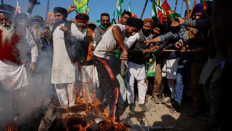 Petani melakukan unjuk rasa terkait harga hasil panen di Shambhu Barrier, India, Jumat (23/2/2024). ( REUTERS/Adnan Abidi)