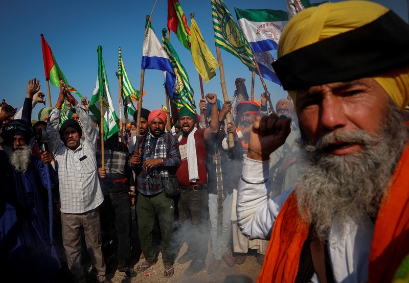 Petani melakukan unjuk rasa terkait harga hasil panen di Shambhu Barrier, India, Jumat (23/2/2024). ( REUTERS/Adnan Abidi) Petani melakukan unjuk rasa terkait harga hasil panen di Shambhu Barrier, India, Jumat (23/2/2024). ( REUTERS/Adnan Abidi)