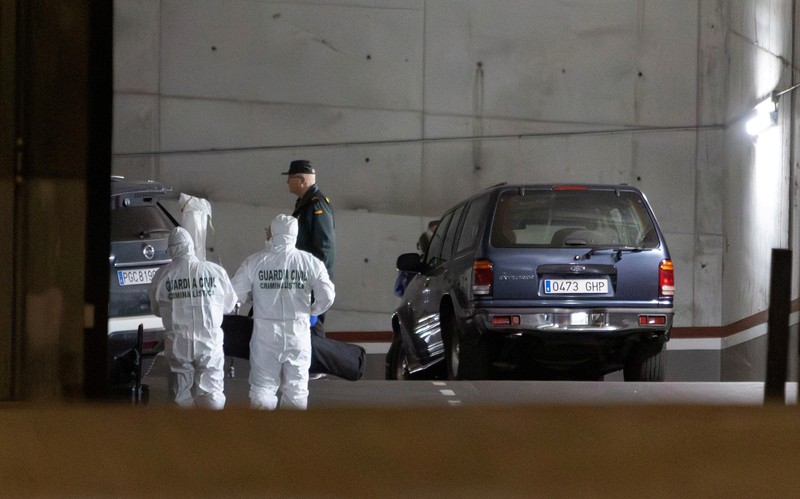 Petugas Garda Sipil Spanyol menyelidiki garasi tempat jenazah pilot Rusia Maxim Kuzminov ditemukan setelah dia ditembak mati, di Villajoyosa, Spanyol, Selasa, (13/2/2024). (Rafa Arjones/Informacion.es via REUTERS) Petugas Garda Sipil Spanyol menyelidiki garasi tempat jenazah pilot Rusia Maxim Kuzminov ditemukan setelah dia ditembak mati, di Villajoyosa, Spanyol, Selasa, (13/2/2024). (Rafa Arjones/Informacion.es via REUTERS)