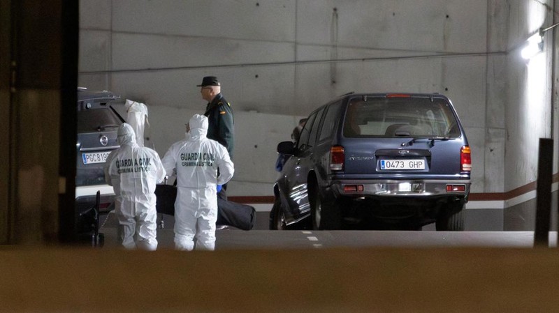 Petugas Garda Sipil Spanyol menyelidiki garasi tempat jenazah pilot Rusia Maxim Kuzminov ditemukan setelah dia ditembak mati, di Villajoyosa, Spanyol, Selasa, (13/2/2024). (Rafa Arjones/Informacion.es via REUTERS)