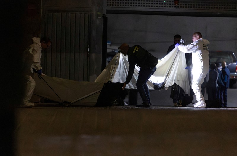 Petugas Garda Sipil Spanyol menyelidiki garasi tempat jenazah pilot Rusia Maxim Kuzminov ditemukan setelah dia ditembak mati, di Villajoyosa, Spanyol, Selasa, (13/2/2024). (Rafa Arjones/Informacion.es via REUTERS)