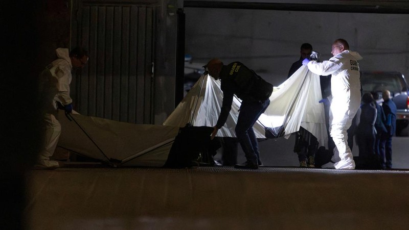 Petugas Garda Sipil Spanyol menyelidiki garasi tempat jenazah pilot Rusia Maxim Kuzminov ditemukan setelah dia ditembak mati, di Villajoyosa, Spanyol, Selasa, (13/2/2024). (Rafa Arjones/Informacion.es via REUTERS)