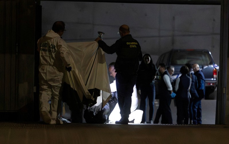 Petugas Garda Sipil Spanyol menyelidiki garasi tempat jenazah pilot Rusia Maxim Kuzminov ditemukan setelah dia ditembak mati, di Villajoyosa, Spanyol, Selasa, (13/2/2024). (Rafa Arjones/Informacion.es via REUTERS)