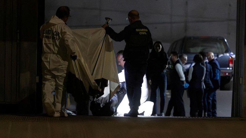 Petugas Garda Sipil Spanyol menyelidiki garasi tempat jenazah pilot Rusia Maxim Kuzminov ditemukan setelah dia ditembak mati, di Villajoyosa, Spanyol, Selasa, (13/2/2024). (Rafa Arjones/Informacion.es via REUTERS)
