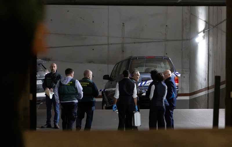Petugas Garda Sipil Spanyol menyelidiki garasi tempat jenazah pilot Rusia Maxim Kuzminov ditemukan setelah dia ditembak mati, di Villajoyosa, Spanyol, Selasa, (13/2/2024). (Rafa Arjones/Informacion.es via REUTERS) Petugas Garda Sipil Spanyol menyelidiki garasi tempat jenazah pilot Rusia Maxim Kuzminov ditemukan setelah dia ditembak mati, di Villajoyosa, Spanyol, Selasa, (13/2/2024). (Rafa Arjones/Informacion.es via REUTERS)