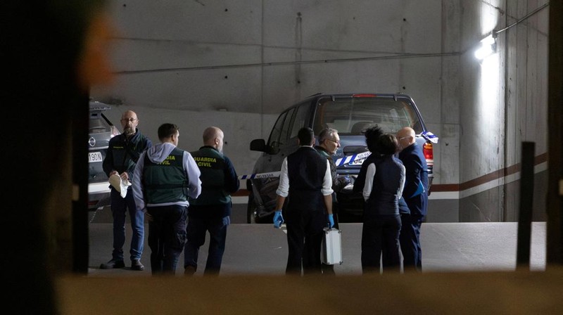Petugas Garda Sipil Spanyol menyelidiki garasi tempat jenazah pilot Rusia Maxim Kuzminov ditemukan setelah dia ditembak mati, di Villajoyosa, Spanyol, Selasa, (13/2/2024). (Rafa Arjones/Informacion.es via REUTERS)