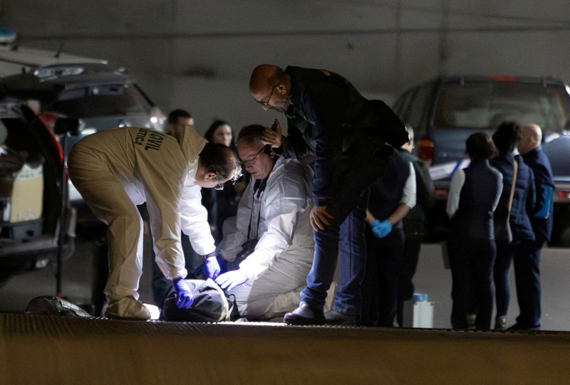 Petugas Garda Sipil Spanyol menyelidiki garasi tempat jenazah pilot Rusia Maxim Kuzminov ditemukan setelah dia ditembak mati, di Villajoyosa, Spanyol, Selasa, (13/2/2024). (Rafa Arjones/Informacion.es via REUTERS)