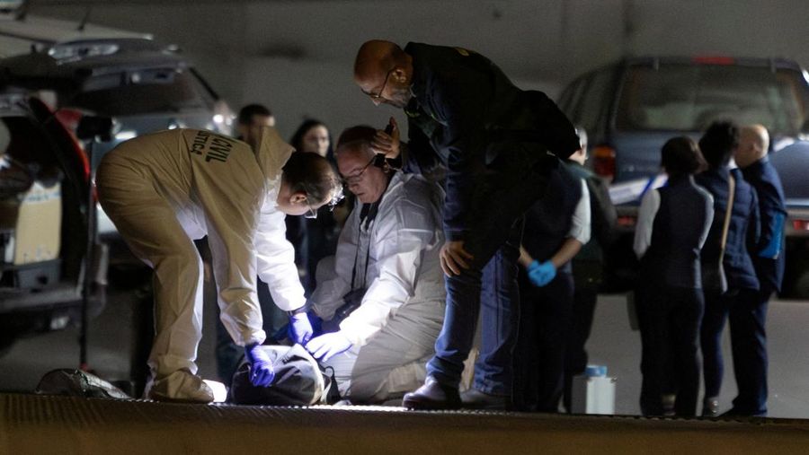 Petugas Garda Sipil Spanyol menyelidiki garasi tempat jenazah pilot Rusia Maxim Kuzminov ditemukan setelah dia ditembak mati, di Villajoyosa, Spanyol, Selasa, (13/2/2024). (Rafa Arjones/Informacion.es via REUTERS)