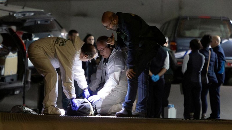 Petugas Garda Sipil Spanyol menyelidiki garasi tempat jenazah pilot Rusia Maxim Kuzminov ditemukan setelah dia ditembak mati, di Villajoyosa, Spanyol, Selasa, (13/2/2024). (Rafa Arjones/Informacion.es via REUTERS)