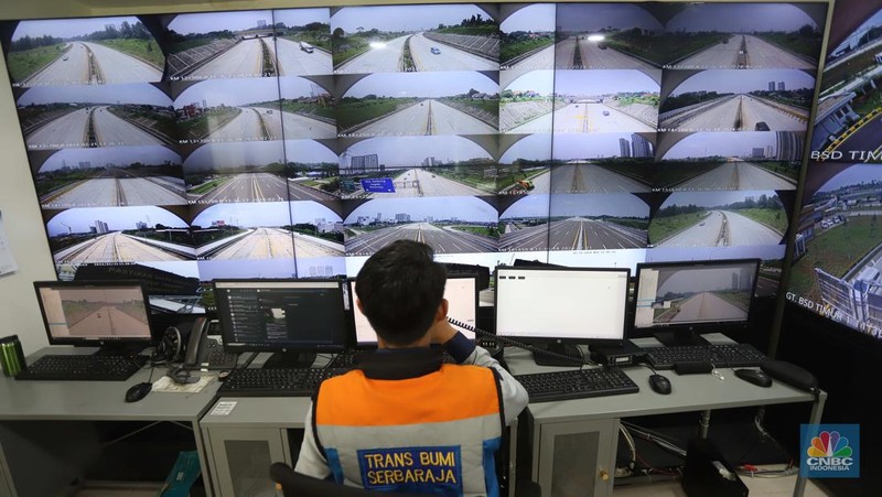 Suasana simpang susun Tol Serpong-Balaraja (Serbaraja) di kawasan Serpong, Tangerang, Banten, Jumat (23/2/2024). (CNBC Indonesia/Muhammad Sabki)