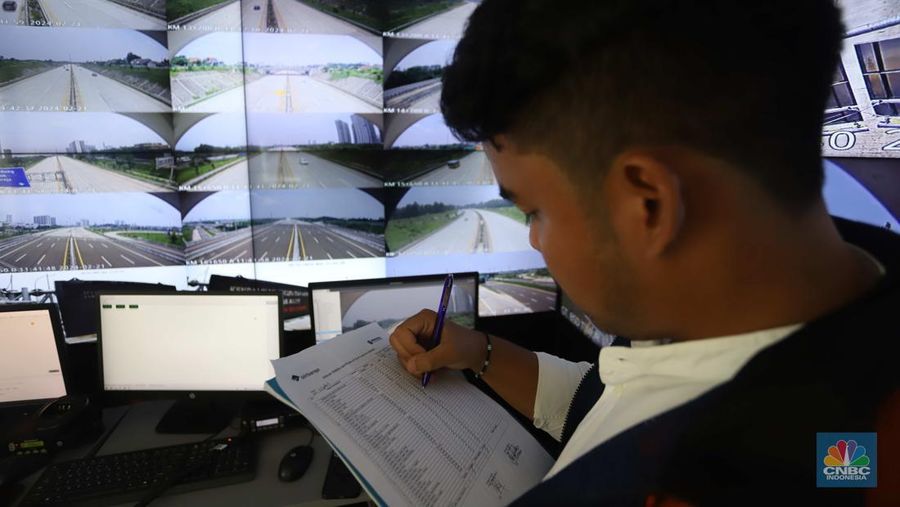 Suasana simpang susun Tol Serpong-Balaraja (Serbaraja) di kawasan Serpong, Tangerang, Banten, Jumat (23/2/2024). (CNBC Indonesia/Muhammad Sabki)