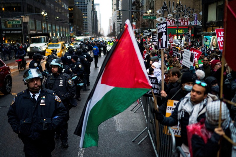 Para pengunjuk rasa berbaris menuntut gencatan senjata dan diakhirinya serangan Israel di Gaza ketika petugas Polisi New York mencoba memblokir pawai di sepanjang 2nd Avenue di New York City, AS, 22 Februari 2024. Para pengunjuk rasa berbaris menuntut gencatan senjata dan diakhirinya serangan Israel di Gaza ketika petugas Polisi New York mencoba memblokir pawai di sepanjang 2nd Avenue di New York City, AS, 22 Februari 2024. (REUTERS/Eduardo Munoz)