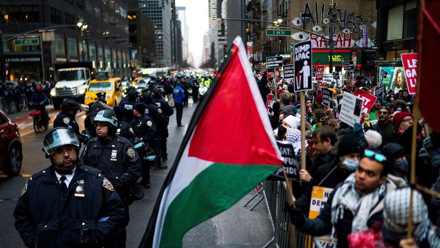 Para pengunjuk rasa berbaris menuntut gencatan senjata dan diakhirinya serangan Israel di Gaza ketika petugas Polisi New York mencoba memblokir pawai di sepanjang 2nd Avenue di New York City, AS, 22 Februari 2024. (REUTERS/Eduardo Munoz)