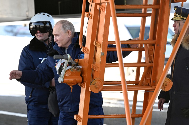 Presiden Rusia Vladimir Putin mengamati setelah menerbangkan pesawat pembom strategis berkemampuan nuklir Tu-160M yang dimodernisasi, di Kazan, Rusia 22 Februari 2024. Presiden Rusia Vladimir Putin mengamati setelah menerbangkan pesawat pembom strategis berkemampuan nuklir Tu-160M yang dimodernisasi, di Kazan, Rusia 22 Februari 2024. (Sputnik/Dmitry Azarov/Pool via REUTERS)