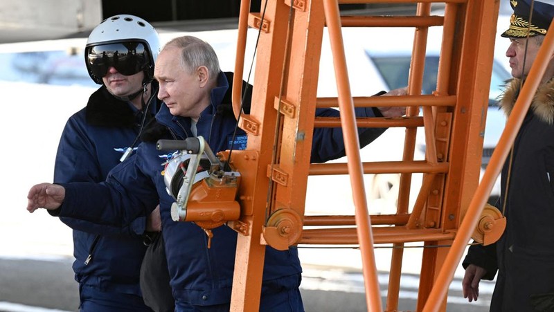 Presiden Rusia Vladimir Putin mengamati setelah menerbangkan pesawat pembom strategis berkemampuan nuklir Tu-160M yang dimodernisasi, di Kazan, Rusia 22 Februari 2024. (Sputnik/Dmitry Azarov/Pool via REUTERS)