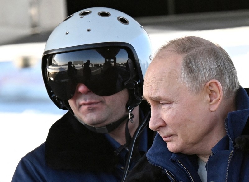 Presiden Rusia Vladimir Putin mengamati setelah menerbangkan pesawat pembom strategis berkemampuan nuklir Tu-160M yang dimodernisasi, di Kazan, Rusia 22 Februari 2024. (Sputnik/Dmitry Azarov/Pool via REUTERS)