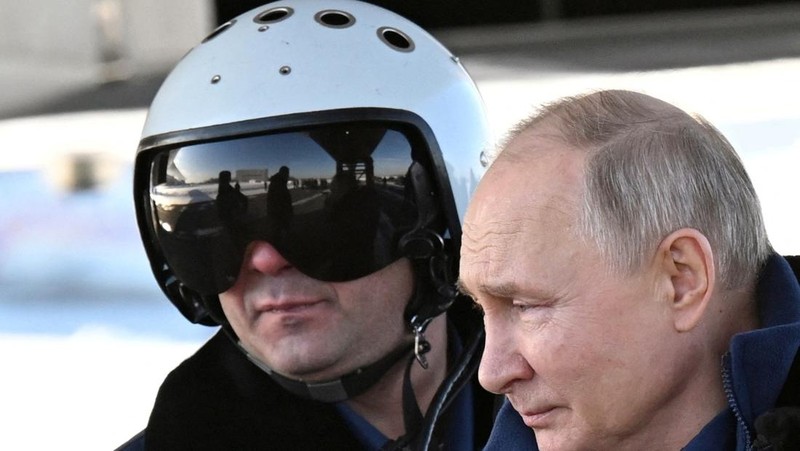 Presiden Rusia Vladimir Putin mengamati setelah menerbangkan pesawat pembom strategis berkemampuan nuklir Tu-160M yang dimodernisasi, di Kazan, Rusia 22 Februari 2024. (Sputnik/Dmitry Azarov/Pool via REUTERS)