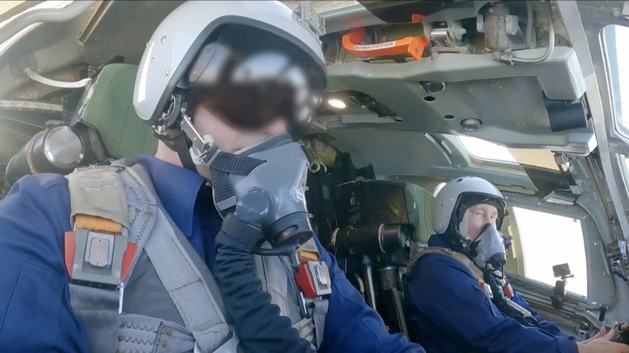 Presiden Rusia Vladimir Putin menerbangkan pesawat pembom strategis berkemampuan nuklir Tu-160M yang dimodernisasi pada hari Kamis (22/2/2024. (Tangkapan Layar Video Reuters/RUSSIAN POOL)