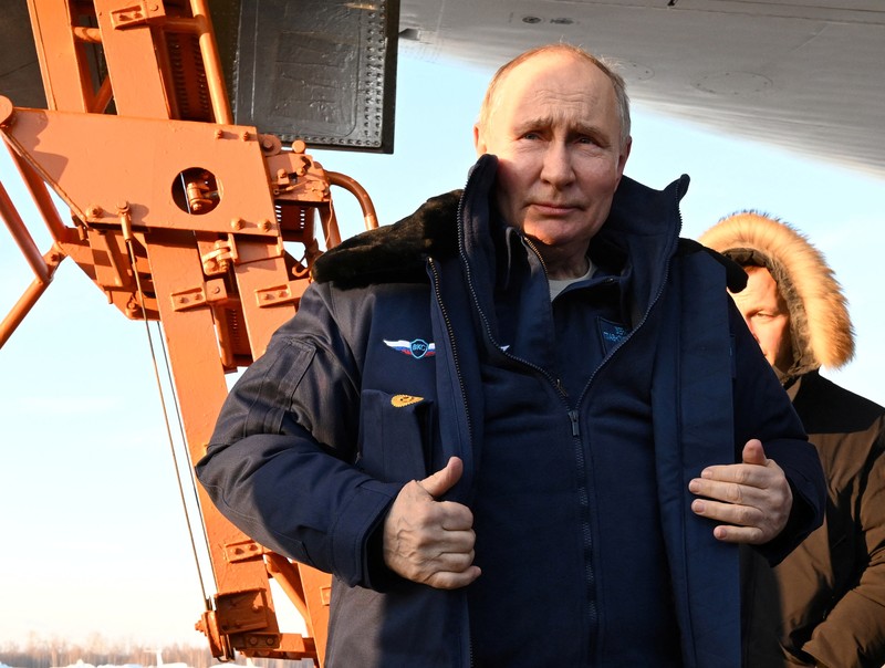 Presiden Rusia Vladimir Putin mengamati setelah menerbangkan pesawat pembom strategis berkemampuan nuklir Tu-160M yang dimodernisasi, di Kazan, Rusia 22 Februari 2024. Presiden Rusia Vladimir Putin mengamati setelah menerbangkan pesawat pembom strategis berkemampuan nuklir Tu-160M yang dimodernisasi, di Kazan, Rusia 22 Februari 2024. (Sputnik/Dmitry Azarov/Pool via REUTERS)