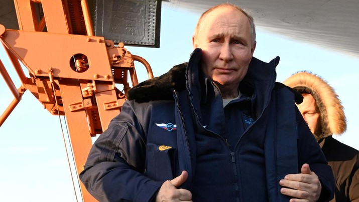 Presiden Rusia Vladimir Putin mengamati setelah menerbangkan pesawat pembom strategis berkemampuan nuklir Tu-160M yang dimodernisasi, di Kazan, Rusia 22 Februari 2024. (Sputnik/Dmitry Azarov/Pool via REUTERS)