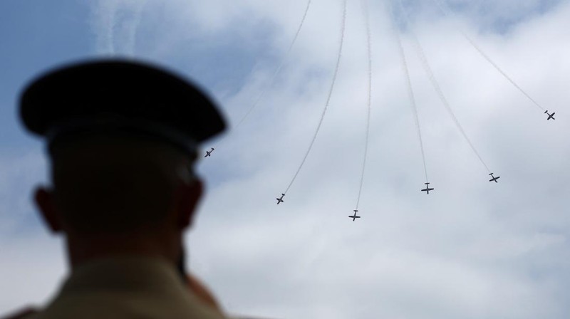 Tim Jupiter Aerobatic TNI AU tampil dengan KT-1B saat pertunjukan udara di Singapore Airshow di Changi Exhibition Centre di Singapura, 22 Februari 2024. (REUTERS/Edgar Su)