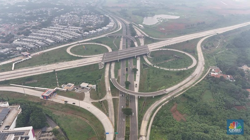 Suasana simpang susun Tol Serpong-Balaraja (Serbaraja) di kawasan Serpong, Tangerang, Banten, Jumat (23/2/2024). (CNBC Indonesia/Muhammad Sabki)