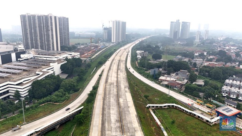 Suasana simpang susun Tol Serpong-Balaraja (Serbaraja) di kawasan Serpong, Tangerang, Banten, Jumat (23/2/2024). (CNBC Indonesia/Muhammad Sabki)