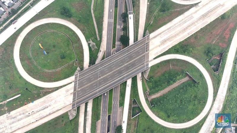 Suasana simpang susun Tol Serpong-Balaraja (Serbaraja) di kawasan Serpong, Tangerang, Banten, Jumat (23/2/2024). (CNBC Indonesia/Muhammad Sabki)