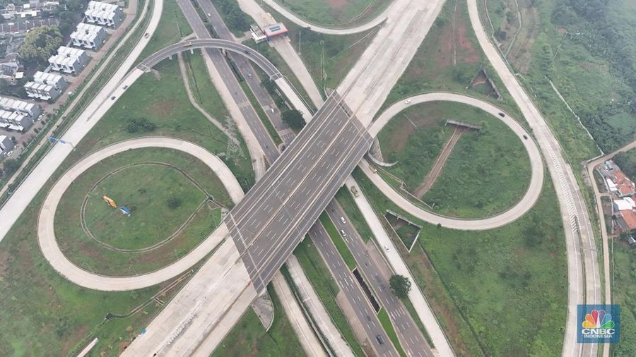 Suasana simpang susun Tol Serpong-Balaraja (Serbaraja) di kawasan Serpong, Tangerang, Banten, Jumat (23/2/2024). (CNBC Indonesia/Muhammad Sabki)