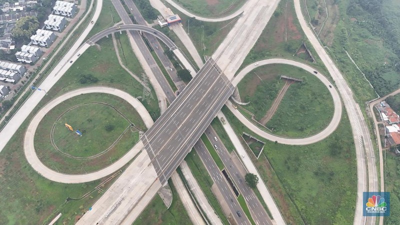 Suasana simpang susun Tol Serpong-Balaraja (Serbaraja) di kawasan Serpong, Tangerang, Banten, Jumat (23/2/2024). (CNBC Indonesia/Muhammad Sabki)