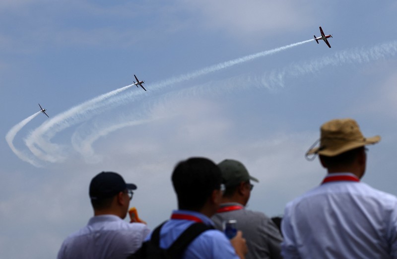 Tim Jupiter Aerobatic TNI AU tampil dengan KT-1B saat pertunjukan udara di Singapore Airshow di Changi Exhibition Centre di Singapura, 22 Februari 2024. Tim Jupiter Aerobatic TNI AU tampil dengan KT-1B saat pertunjukan udara di Singapore Airshow di Changi Exhibition Centre di Singapura, 22 Februari 2024. (REUTERS/Edgar Su)